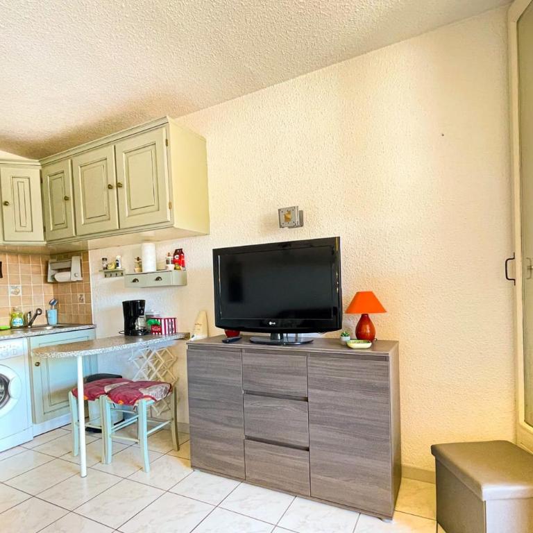 Bright apartment with pool - Apartment - 6