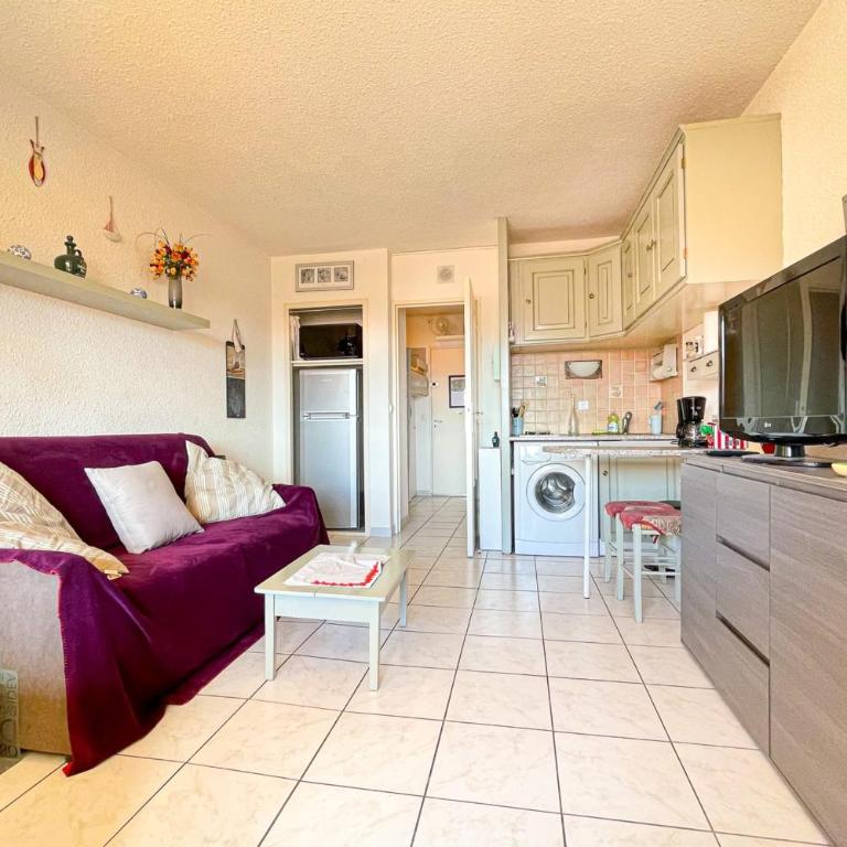 Bright apartment with pool - Apartment - 2