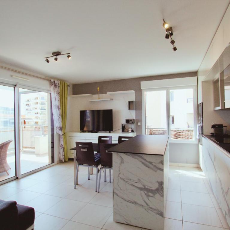 Krystal Palace B - Two-Bedroom Deluxe Apartment with Balcony - 6