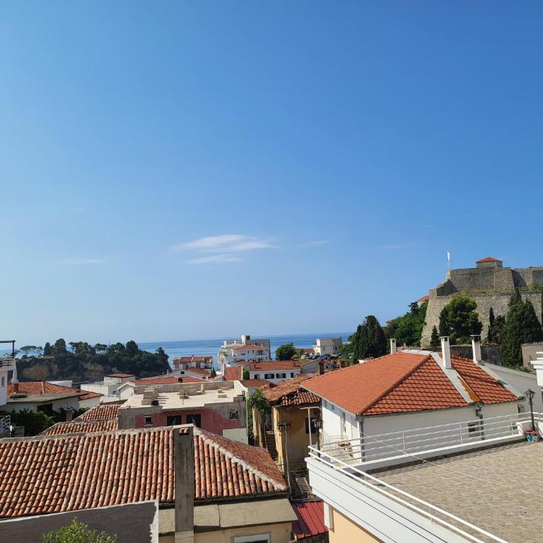 Luan Room's - Apartman sa 1 Spavaćom Sobom, Balkonom i Pogledom na Grad - 11