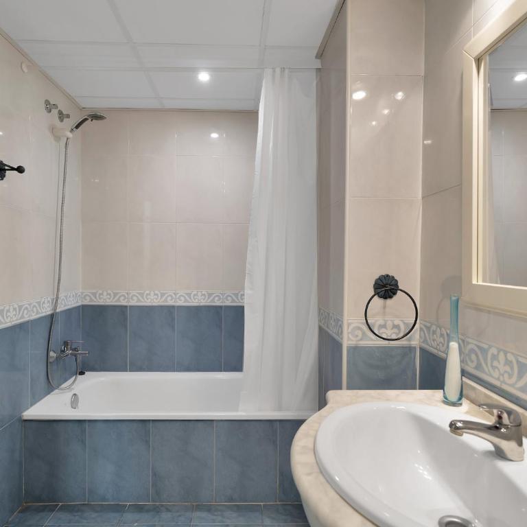 Apartamento con piscina y paddel en Guadalmina Alta - AVIA 2 3 - Apartamento de 2 dormitorios con balcón y terraza - 10