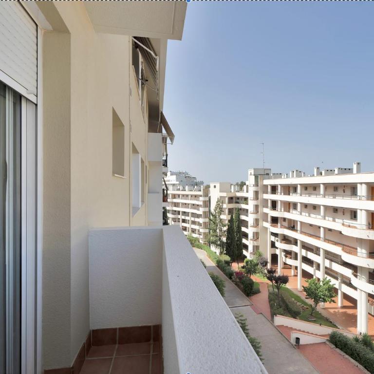 Apartamento con piscina y paddel en Guadalmina Alta - AVIA 2 3 - Apartamento de 2 dormitorios con balcón y terraza - 16