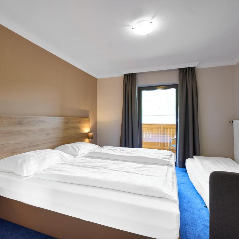 Alpina`s Beds & Boots - Doppelzimmer mit Balkon - 1