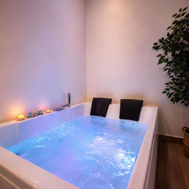 Luxury Suites Glory Tower - Queen Suite with Spa Bath - 11
