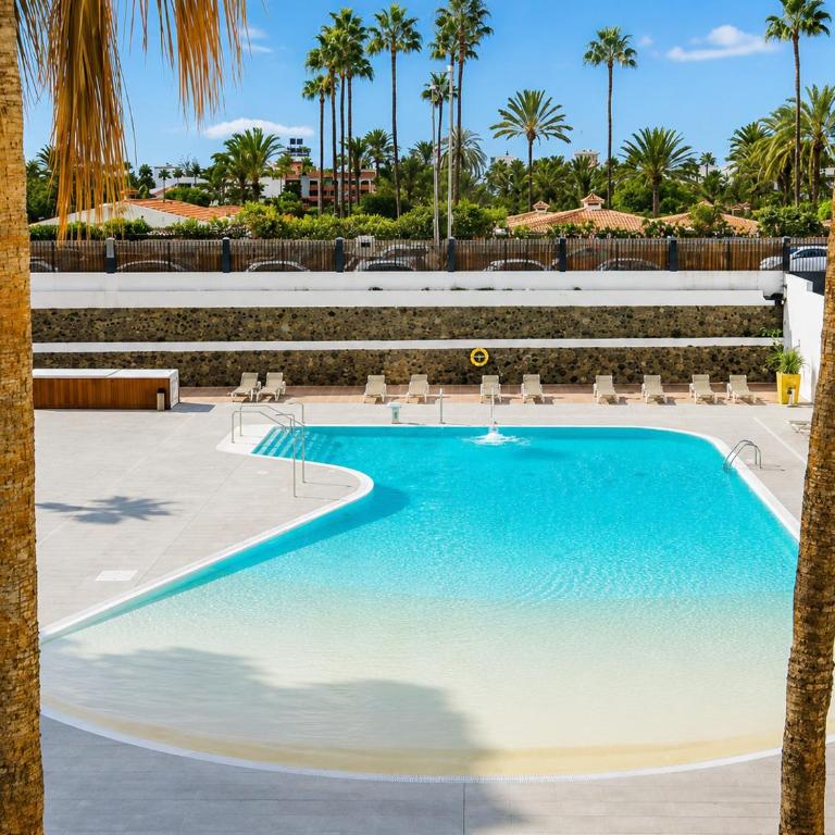 Gran Apto de Diseño Reformado 3Hab - Three-Bedroom Apartment with Balcony - 3