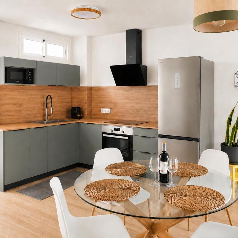 Gran Apto de Diseño Reformado 3Hab - Three-Bedroom Apartment with Balcony - 19
