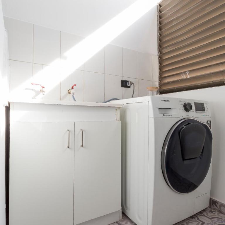Cómodo depto familiar con aire acondicionado, frente al Parque Arauco - Apartamento - 10