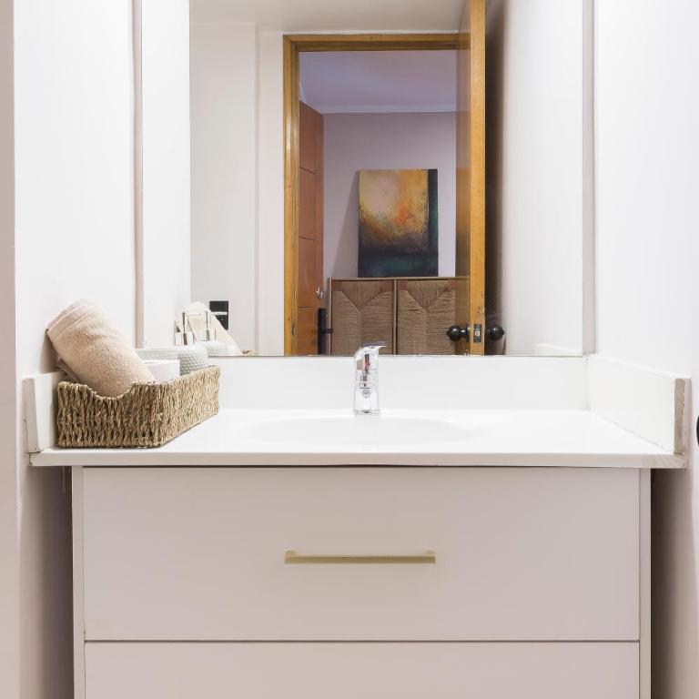 Cómodo depto familiar con aire acondicionado, frente al Parque Arauco - Apartamento - 34