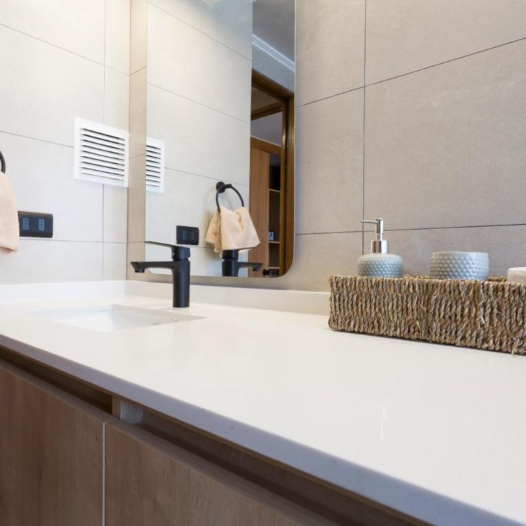 Cómodo depto familiar con aire acondicionado, frente al Parque Arauco - Apartamento - 43