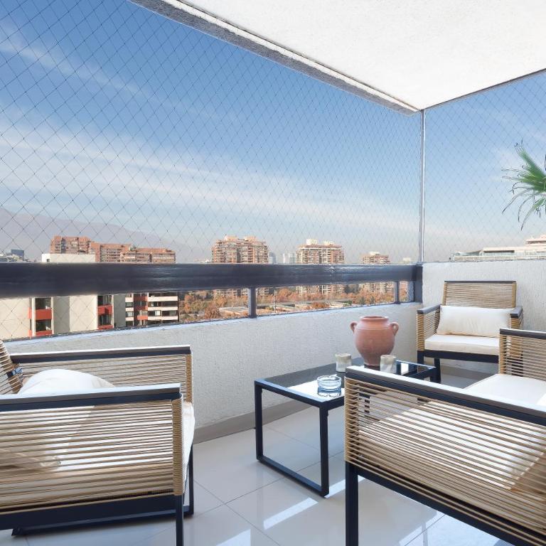 Amplio depto Familiar con aire acondicionado, frente al Parque Arauco - Apartment - 3