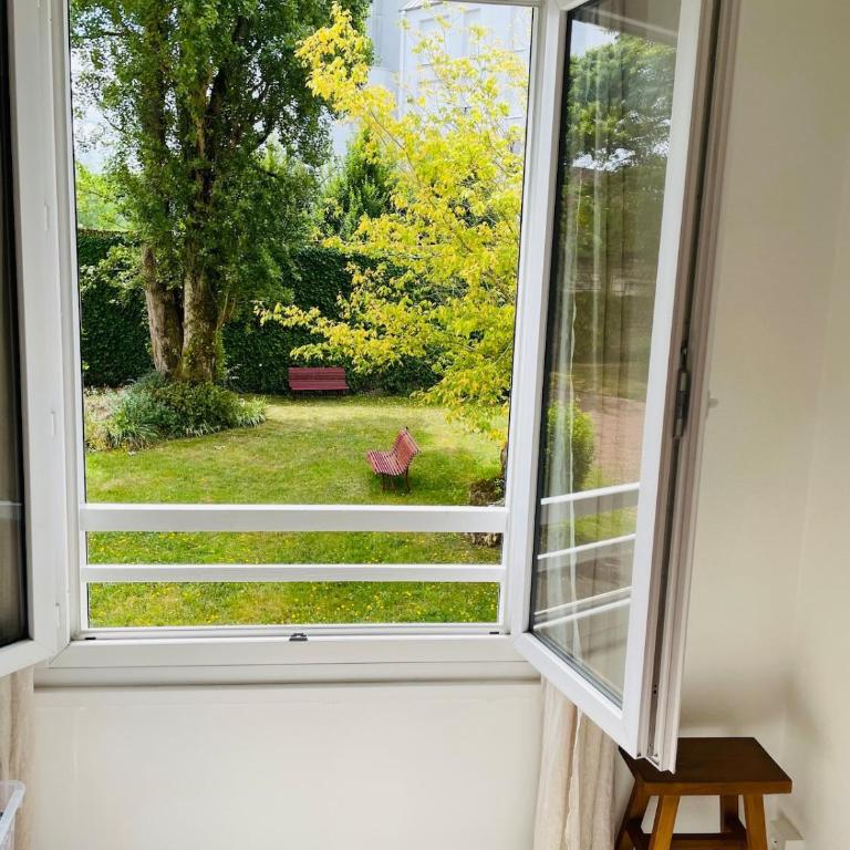 Cozy and bright apartment with private parking - One-Bedroom Apartment with Garden View - 9