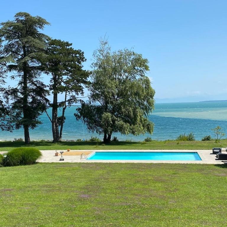 Grande propriété pieds dans l'eau avec piscine - Maison 4 Chambres - 50