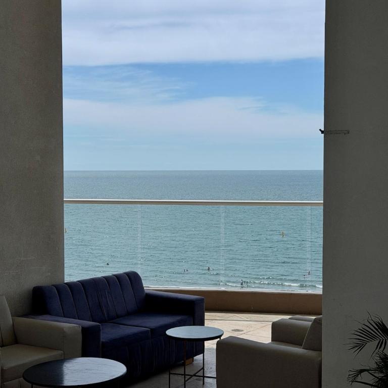 Cómodo y muy bien ubicado apartamento frente al mar - Three-Bedroom Apartment - 4