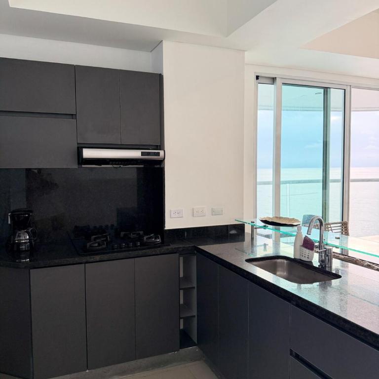 Cómodo y muy bien ubicado apartamento frente al mar - Three-Bedroom Apartment - 5