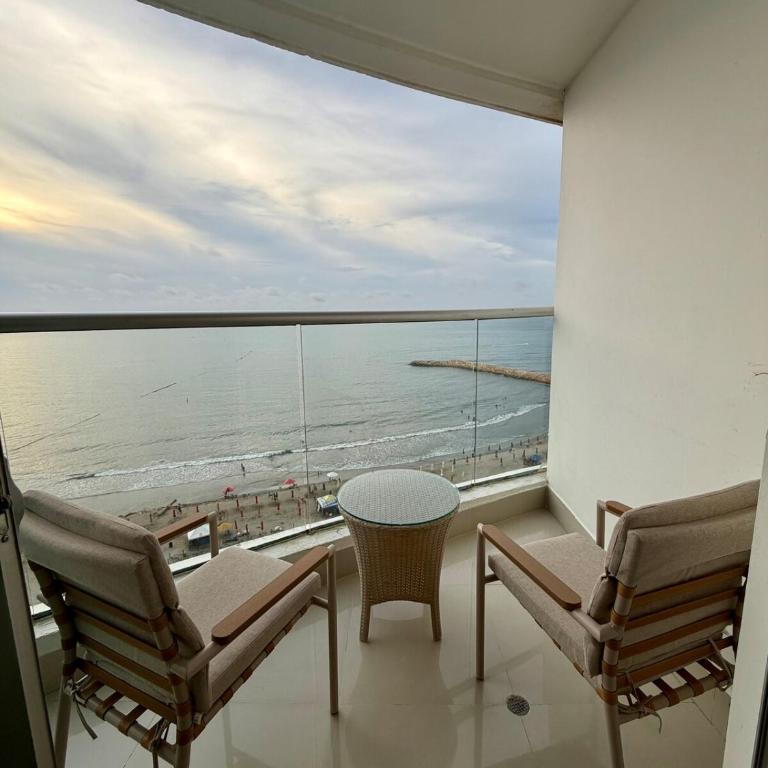 Cómodo y muy bien ubicado apartamento frente al mar - Three-Bedroom Apartment - 9