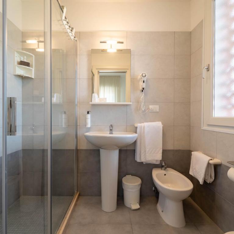 Hotel Anny - Camera Tripla Economy con Bagno - 5
