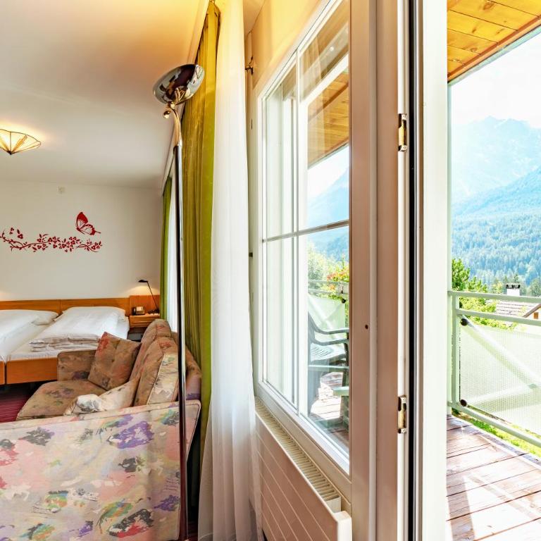 Typically Swiss Hotel Altana - Vierbettzimmer mit Balkon - 3