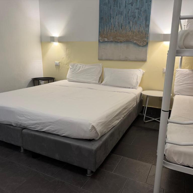 City Center Rooms Corso Cavour - Family Room with Private Bathroom - 3