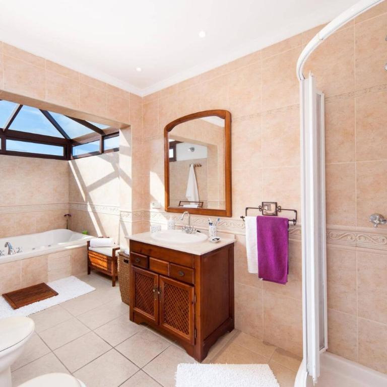 Villa Leon by Villa Plus - Villa - 18