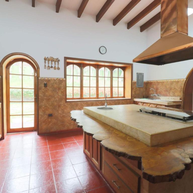 Spacious 12BR Stay with Pool BBQ in Pachacamac - Vacation Home - 22
