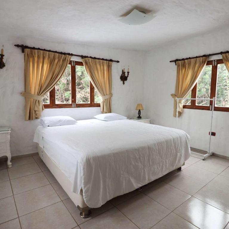 Spacious 12BR Stay with Pool BBQ in Pachacamac - Vacation Home - 49