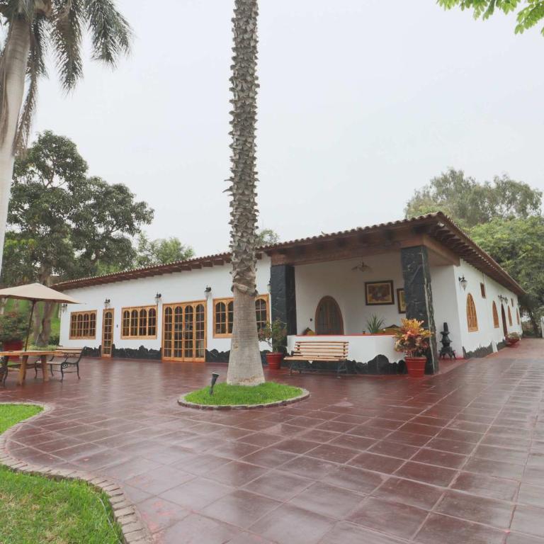 Spacious 12BR Stay with Pool BBQ in Pachacamac - Vacation Home - 56