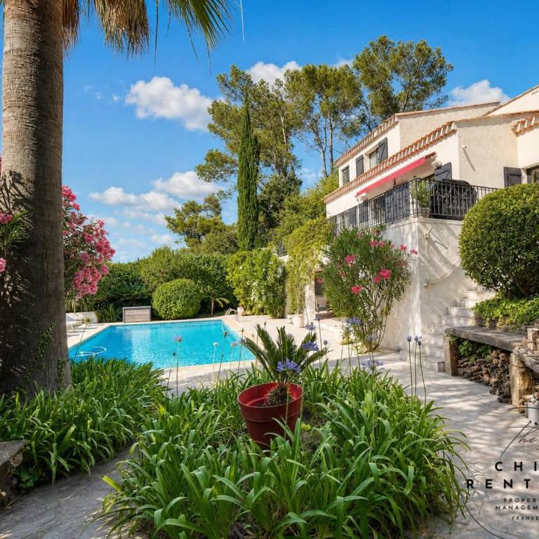 Luxury Getaway - Modern Villa with pool and AC - Villa - 7
