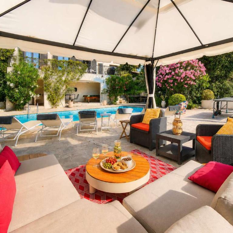 Luxury Getaway - Modern Villa with pool and AC - Villa - 8