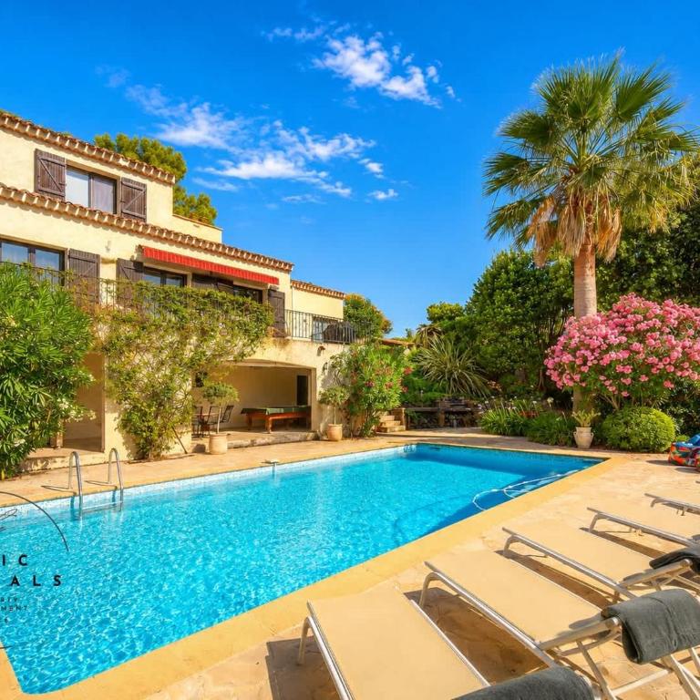 Luxury Getaway - Modern Villa with pool and AC - Villa - 14