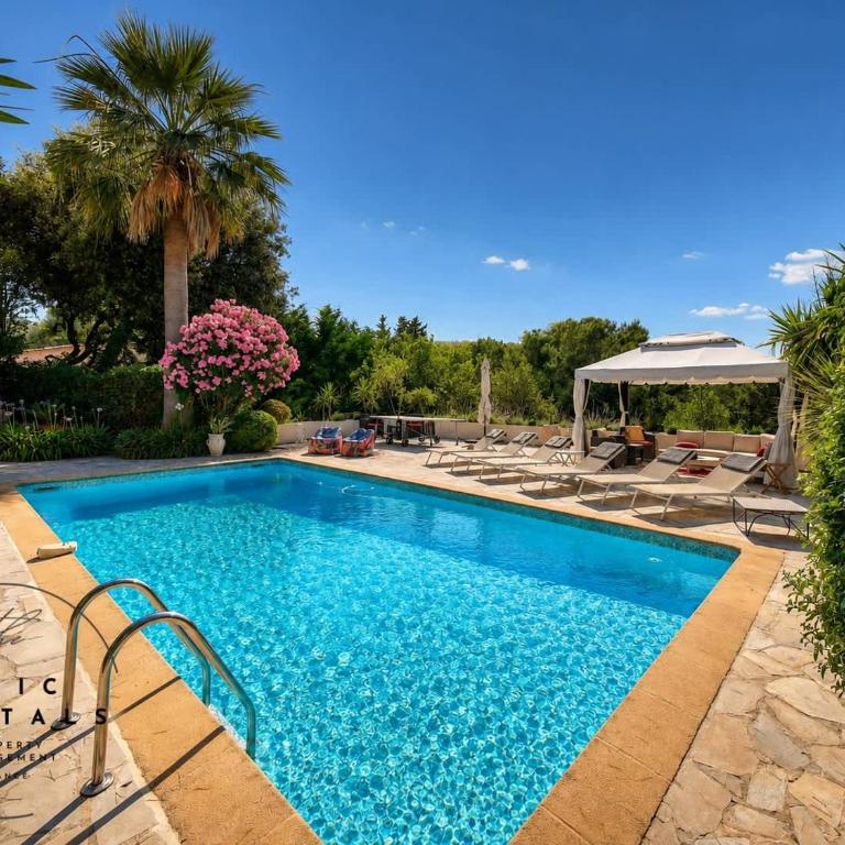 Luxury Getaway - Modern Villa with pool and AC - Villa - 13