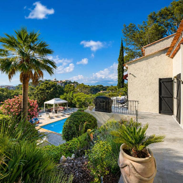 Luxury Getaway - Modern Villa with pool and AC - Villa - 18