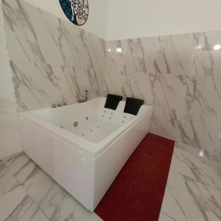 Jacuzzi Suite King - Suite King con Vasca Idromassaggio - 2