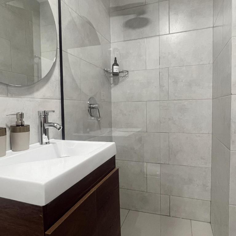 Suite de lujo cama king con AC - One-Bedroom Apartment - 5