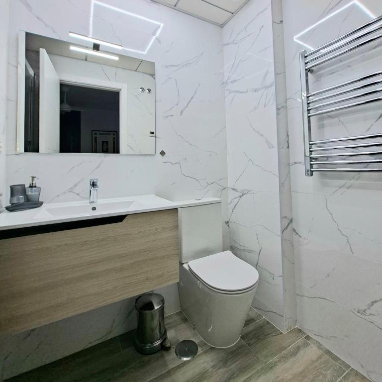 Penthouse-Pool-Jacuzzi-Gym-Sauna- Beach - Apartment with City View - 17