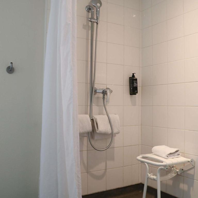 ibis budget Montpellier Sud Près d'Arènes - Chambre lit king-size standard - Accessible aux personnes à mobilité réduite - 2