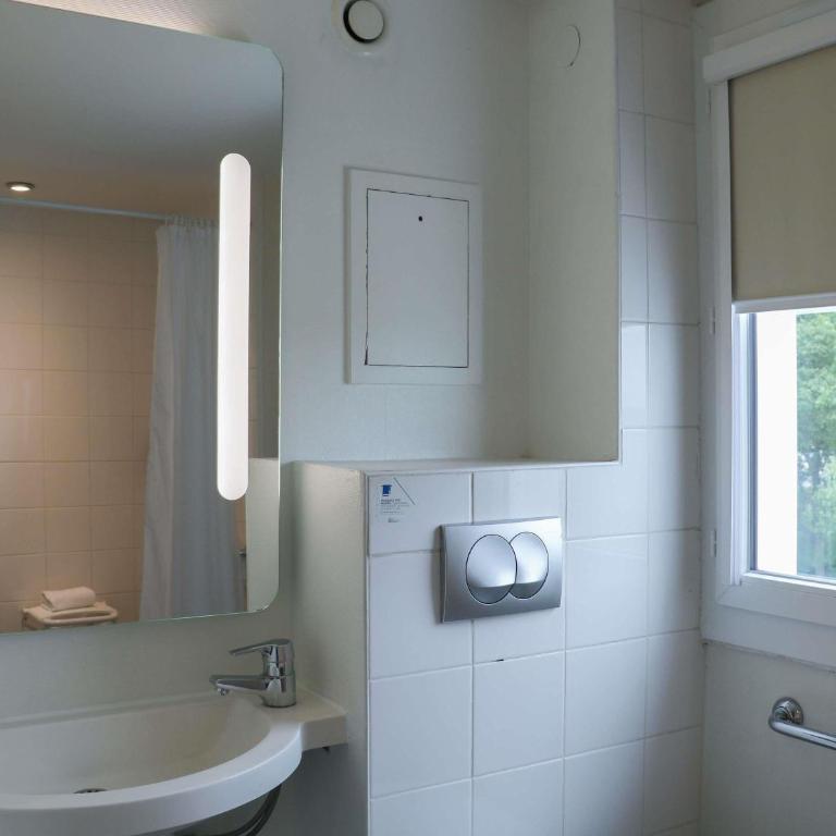 ibis budget Montpellier Sud Près d'Arènes - Chambre lit king-size standard - Accessible aux personnes à mobilité réduite - 6