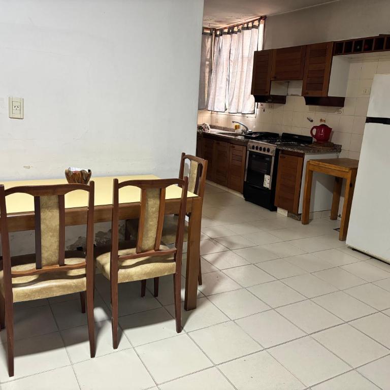 Departamento Villa Carlos Paz centrico de 3 dormitorios con calefacción y cochera incluida capacidad 7 personas - Apartamento de 3 dormitorios - 10