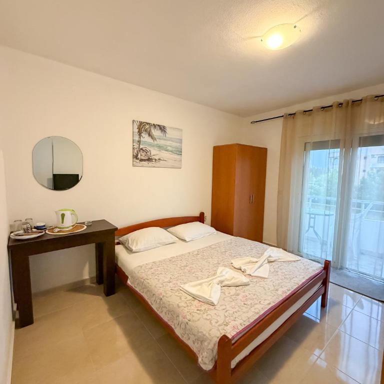 Lazorja Rooms - Dvokrevetna Soba sa Bračnim Krevetom i Balkonom (2 Odrasle Osobe) - 4