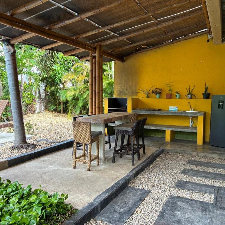 Jungle pool house Bird mural Ricaurte - Casa de 4 dormitorios - 36