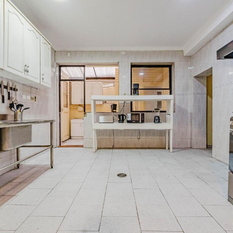 Departamento en Las Condes - Metro Escuela Militar - Apartamento de 4 dormitorios con balcón - 52