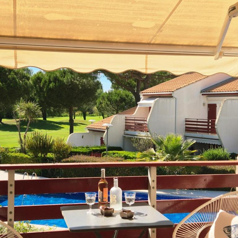 Duplex au bord du Golf, Piscine dans la résidence, Clim & Wifi - ROSSIconciergerie - Linge inclus - Two-Bedroom Apartment with Pool View - 12