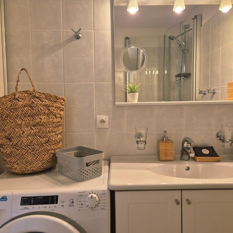 Duplex au bord du Golf, Piscine dans la résidence, Clim & Wifi - ROSSIconciergerie - Linge inclus - Two-Bedroom Apartment with Pool View - 14