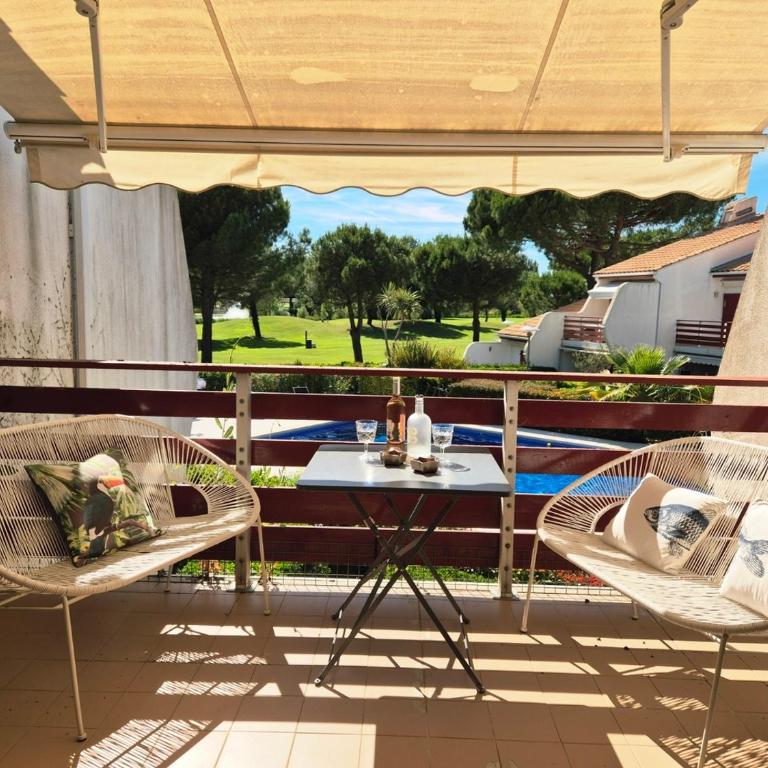 Duplex au bord du Golf, Piscine dans la résidence, Clim & Wifi - ROSSIconciergerie - Linge inclus - Two-Bedroom Apartment with Pool View - 16