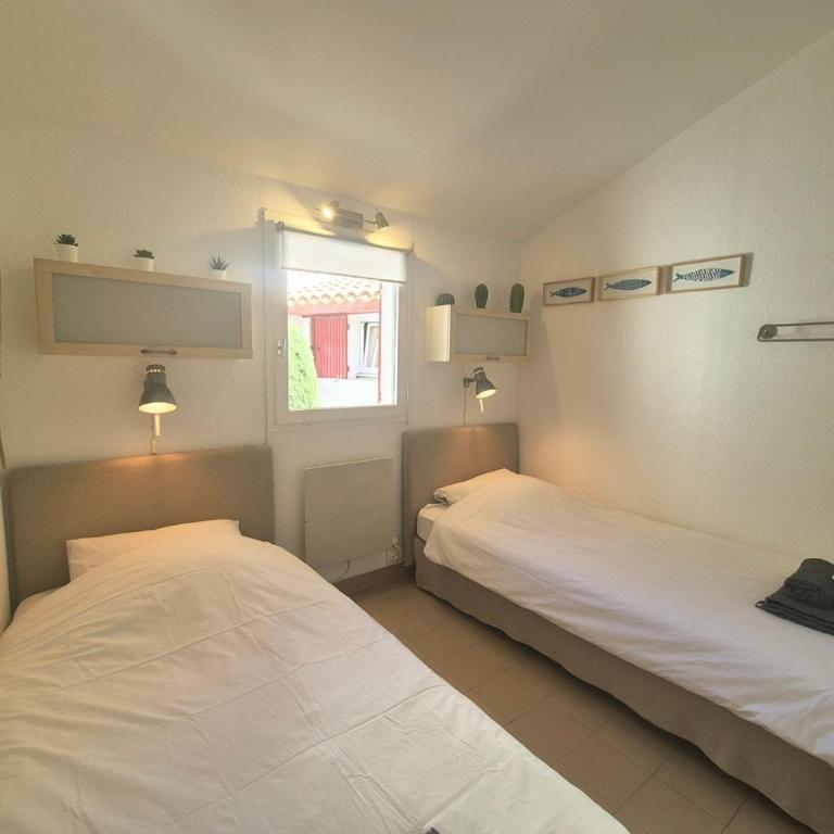 Duplex au bord du Golf, Piscine dans la résidence, Clim & Wifi - ROSSIconciergerie - Linge inclus - Two-Bedroom Apartment with Pool View - 20