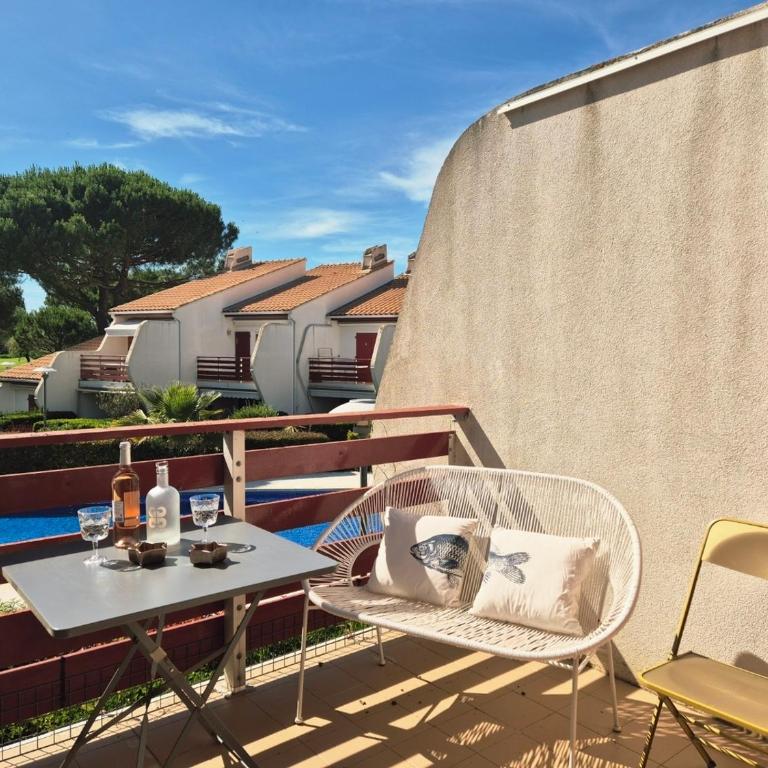 Duplex au bord du Golf, Piscine dans la résidence, Clim & Wifi - ROSSIconciergerie - Linge inclus - Two-Bedroom Apartment with Pool View - 23