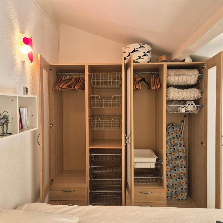 Duplex au bord du Golf, Piscine dans la résidence, Clim & Wifi - ROSSIconciergerie - Linge inclus - Two-Bedroom Apartment with Pool View - 24
