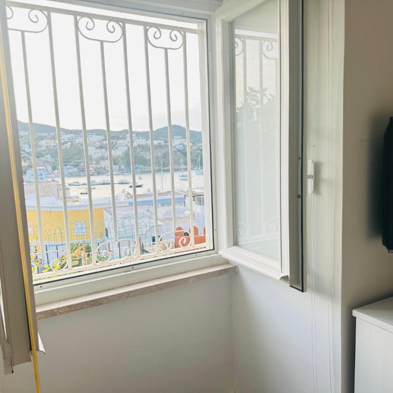 PELAGOS - Agenzia Immobilevante - Appartamento con 3 Camere da Letto e Vista Mare - 3