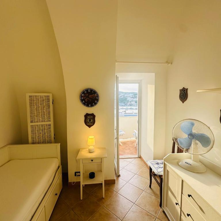 PELAGOS - Agenzia Immobilevante - Appartamento con 3 Camere da Letto e Vista Mare - 62