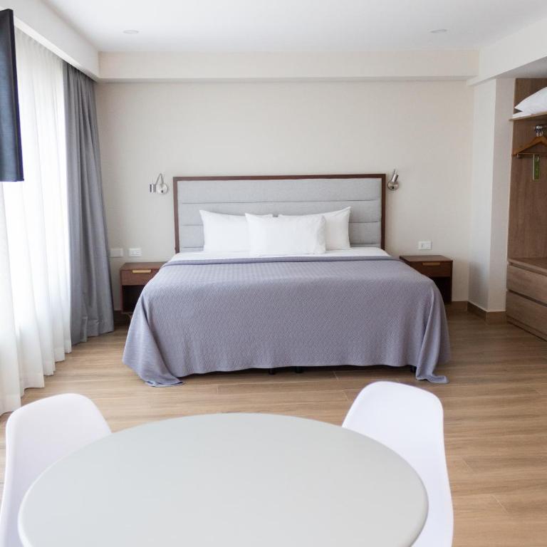 Hotel Parque Central - Estudio con cama extragrande y sofá cama - 4