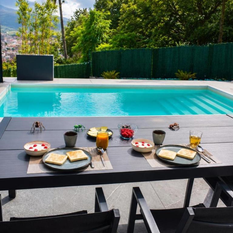 Chalet con piscina climatizada y vistas a Bilbao - Three-Bedroom House - 4